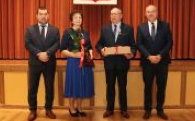 Zdjęcie pary jubilatów z Burmistrzem Wyrzyska oraz Wiceprzewodniczącym Rady Miejskiej w Wyrzysku