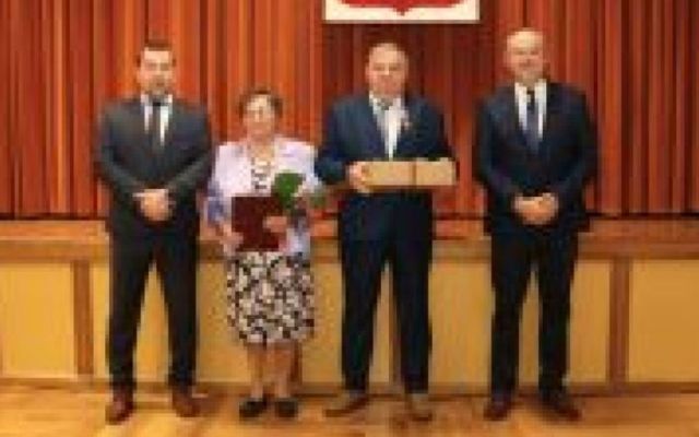 Zdjęcie pary jubilatów z Burmistrzem Wyrzyska oraz Wiceprzewodniczącym Rady Miejskiej w Wyrzysku